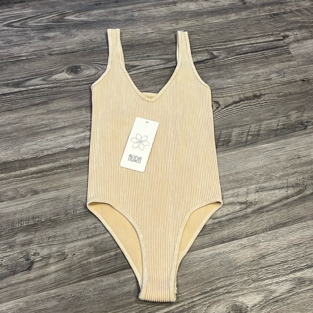 NWT Aura tan ribbed bodysuit size S/M clip on bottom stretchy & soft